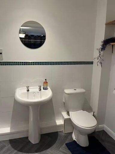 Bathroom 2, Central 2-Bed Apartment - Sleeps 5 & Free Parking, Derby