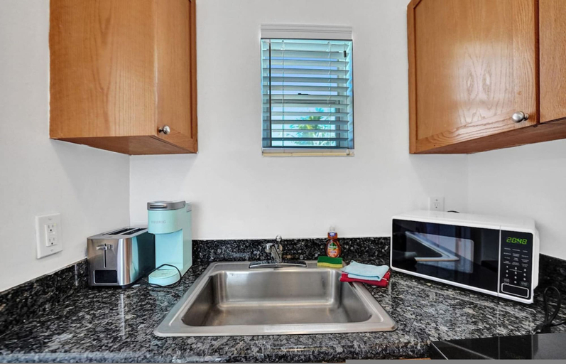 Room 3, Waves on Desoto Beautiful Studio, Broward