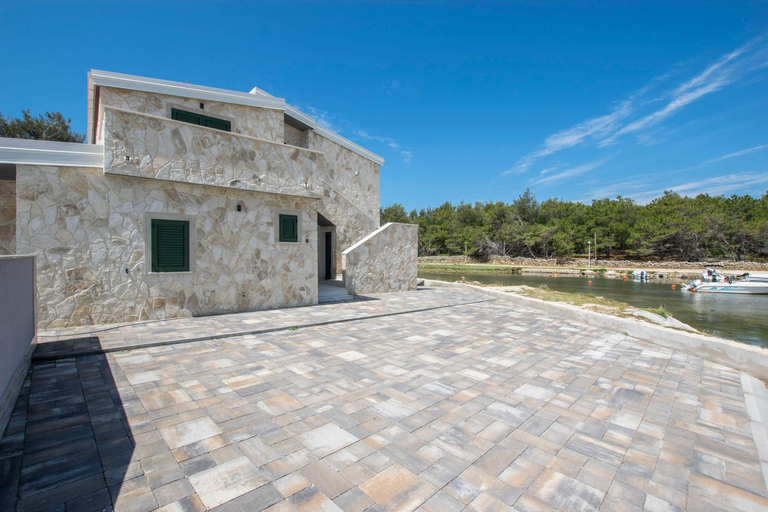 Others 4, Villa Sana, Vir