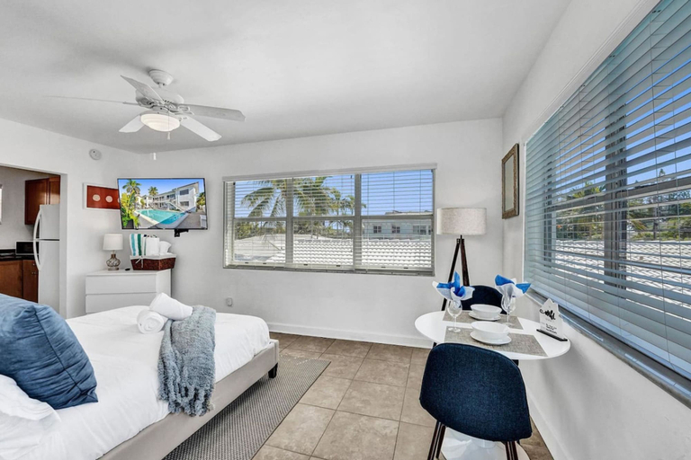 Interior, Waves on Desoto Beautiful Studio, Broward