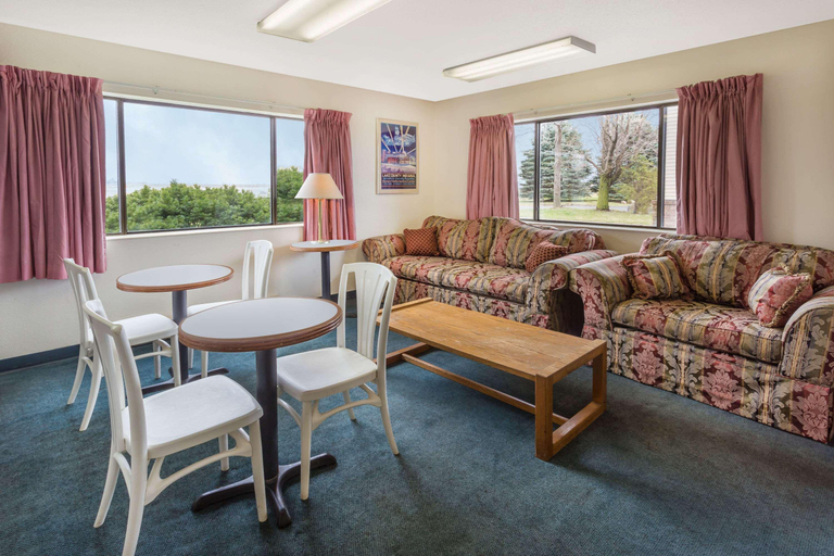 Public Area 2, Super 8 by Wyndham Hebron Lowell Area, Lake