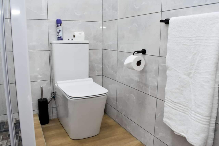 Bathroom 2, Thamani Guesthouse, West Rand