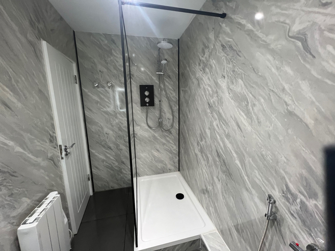 Bathroom 5, Private 2 bedroom Apartment -Edinburgh - Sleeps 4, Edinburgh