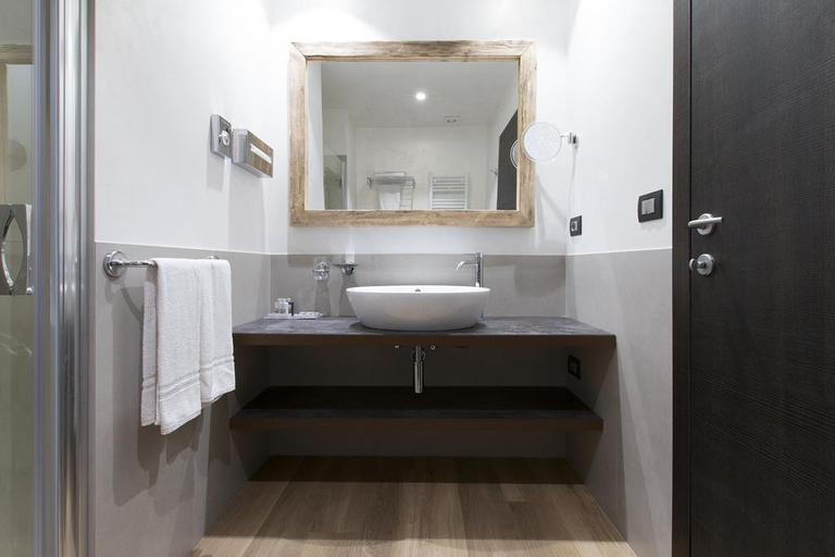Bathroom 4, Dory, Rimini