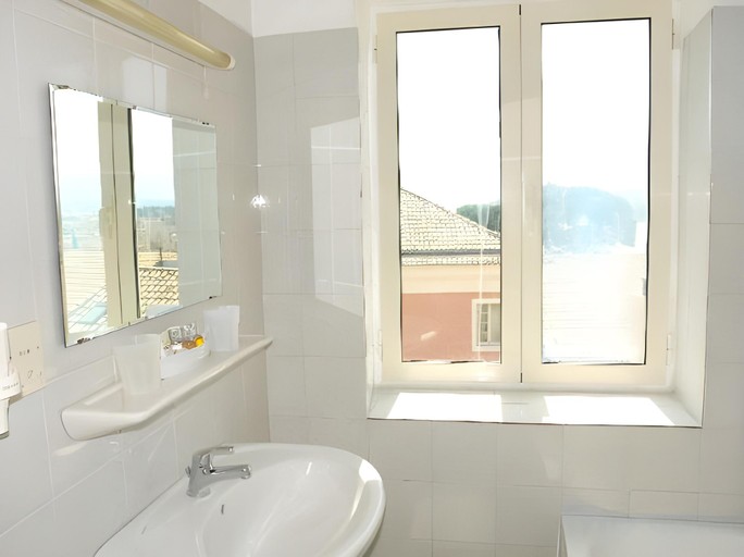 Bathroom 5, Cavalieri Hotel, Ionian Islands