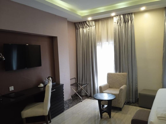 Others 5, Mulligan Hotel, Mainland
