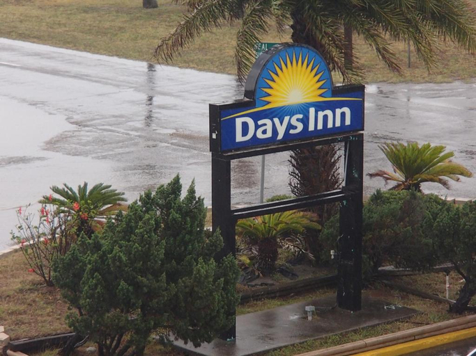 Exterior & Views 5, Days Inn by Wyndham Corpus Christi Beach, Nueces