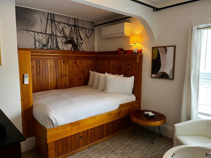 Bedroom 2, Queen Anne's Revenge, Hancock