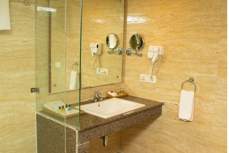 Bathroom 3, Royal Tulip Luxury Hotel, Kufri, Shimla, Shimla