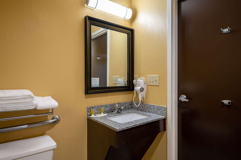 Bathroom 4, Super 8 by Wyndham Salisbury, Rowan