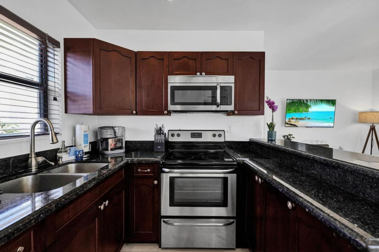 Room 2, Waves On Walnut 4-beach Access, Broward