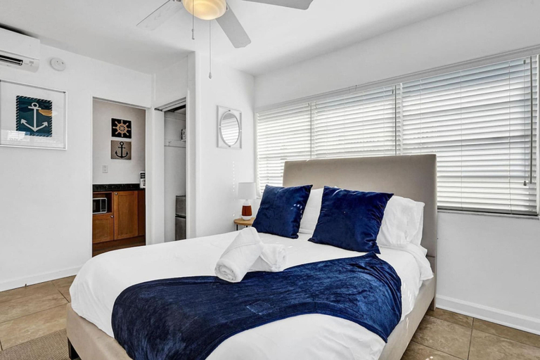 Room 4, Waves on Desoto Beautiful Studio 5, Broward