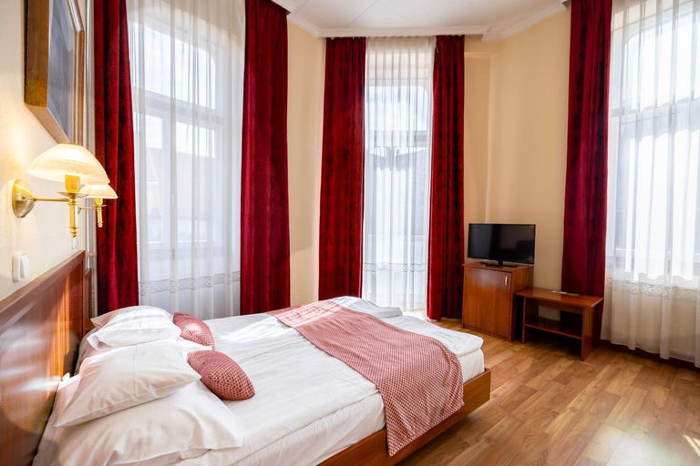 Bedroom 2, Hotel Pannonia, Miskolci