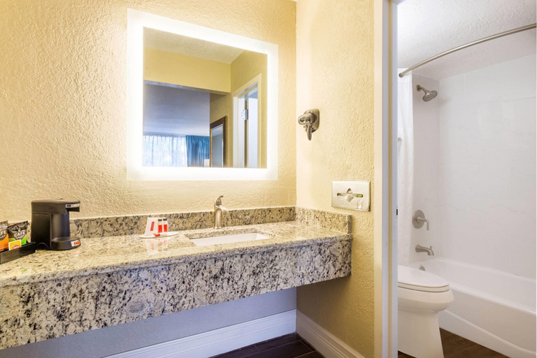 Bathroom 5, Howard Johnson by Wyndham Lakeland, Polk