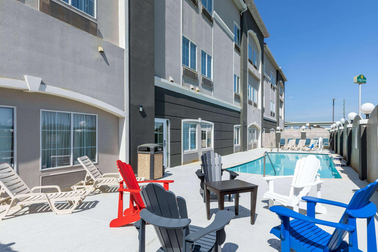 Sport & Beauty 3, La Quinta Inn & Suites New Caney, Montgomery