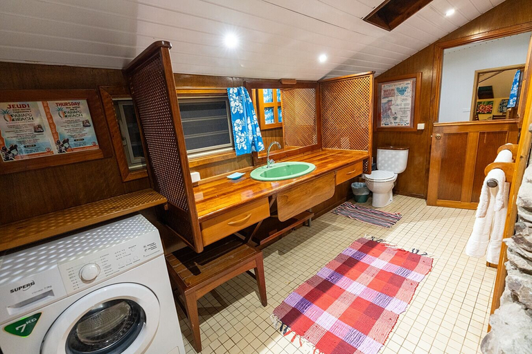 Bathroom, Fare Tiare