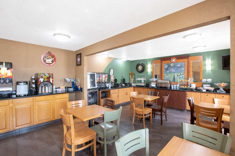 Food & Drinks 5, AmericInn by Wyndham Council Bluffs, Pottawattamie