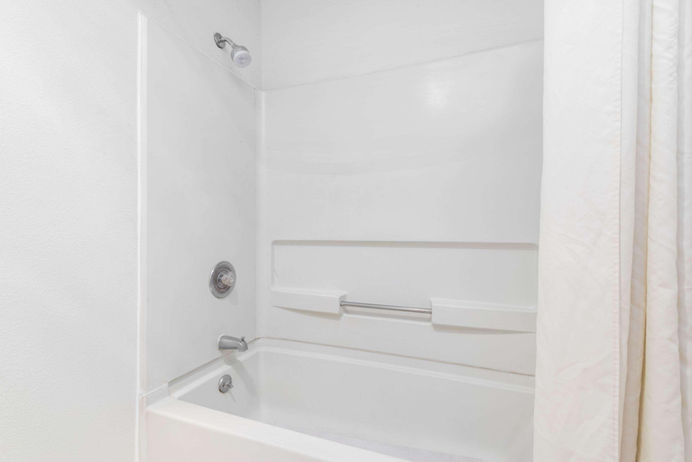 Bathroom 4, Super 8 by Wyndham Fernley, Lyon
