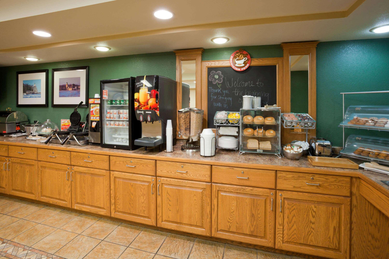 Food & Drinks 5, AmericInn by Wyndham Wetmore Munising, Alger
