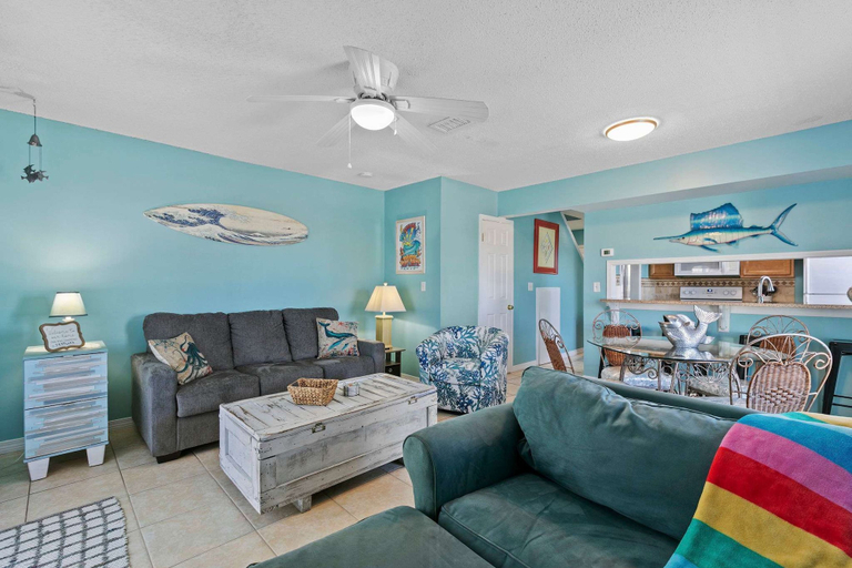 Room 3, Spacious 2BR Condo With Pool Steps From the Beach, Baldwin