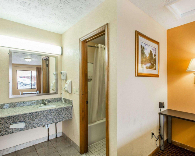 Bathroom 4, Econo Lodge Nashville North, Davidson