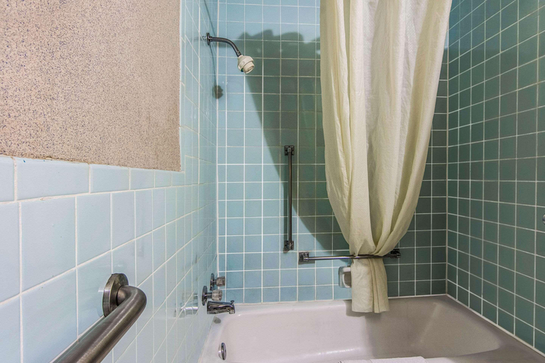 Bathroom 4, Econo Lodge, De Kalb