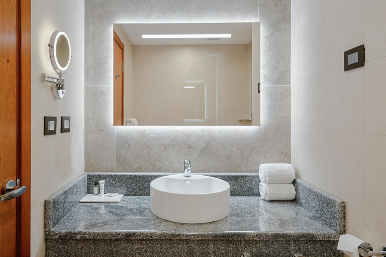 Bathroom 4, Doubletree By Hilton Addis Ababa Airport, Addis Abeba