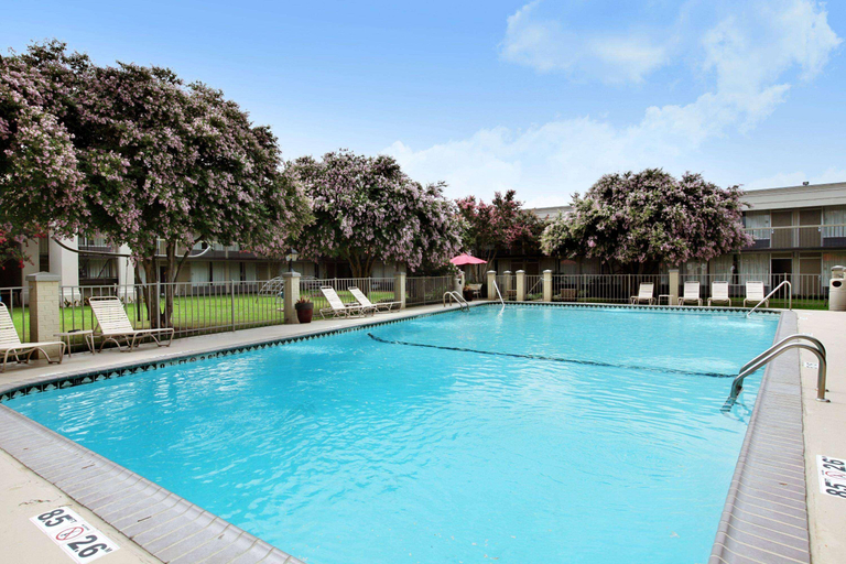 Sport & Beauty 5, Ramada by Wyndham New Iberia, Iberia