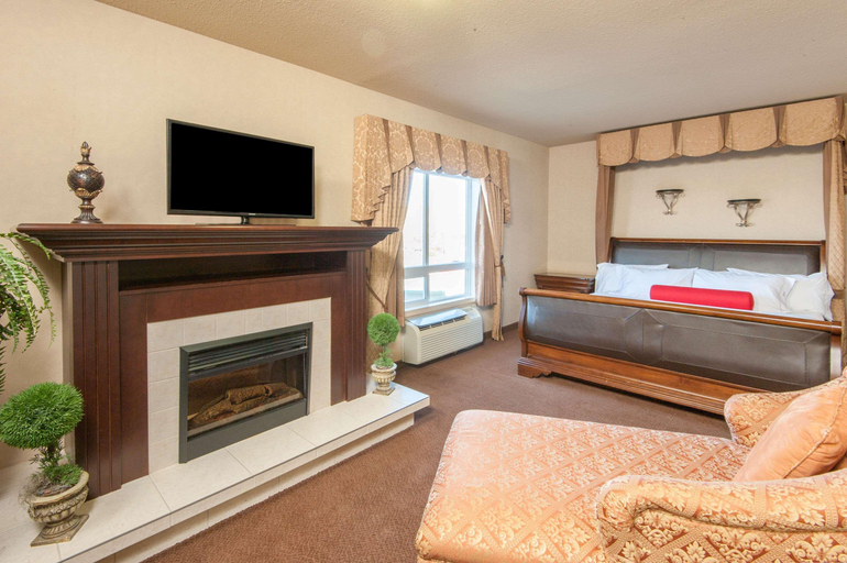 Bedroom 3, Ramada by Wyndham Drumheller Hotel & Suites, Division No. 5