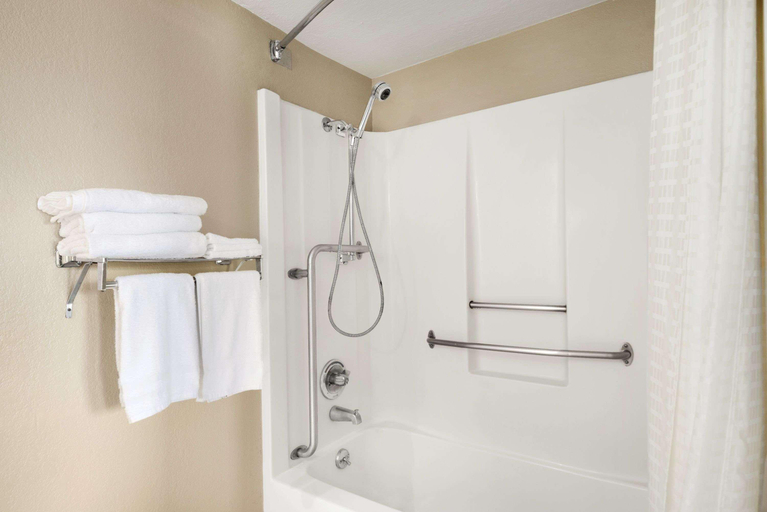 Bathroom 4, Super 8 By Wyndham Meridian, Lauderdale