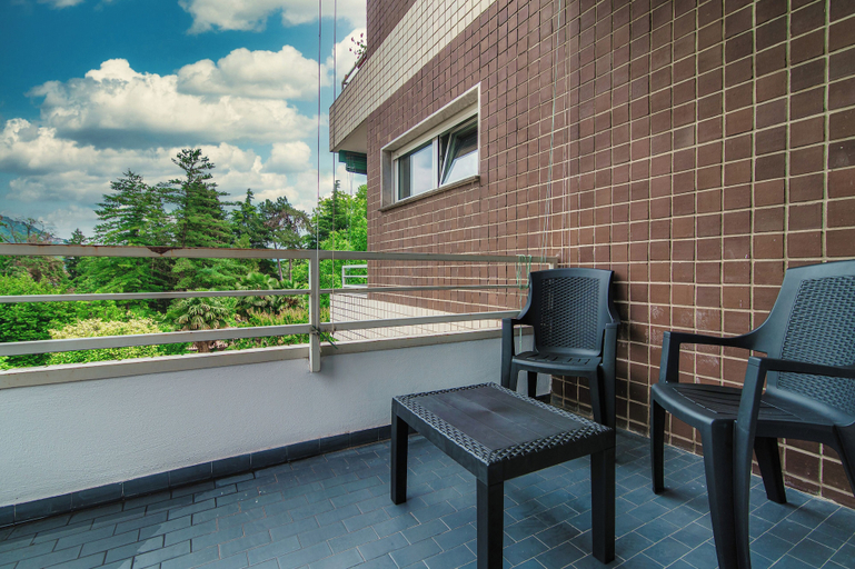 Others 2, Stylish 2-Bedroom Apartment by Lake Como, Como