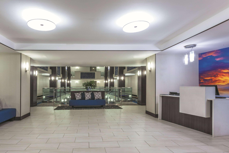 Public Area 2, La Quinta Inn & Suites by Wyndham Covington, Newton