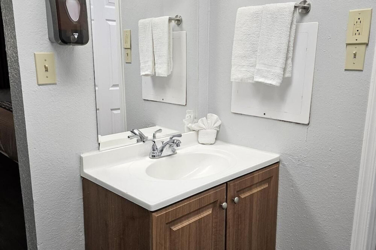 Bathroom 3, Canyon Inn Motel, Coconino