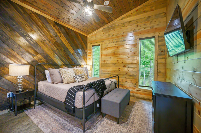 Bedroom 2, Bearly Creekin' Stay for 14!, McCurtain