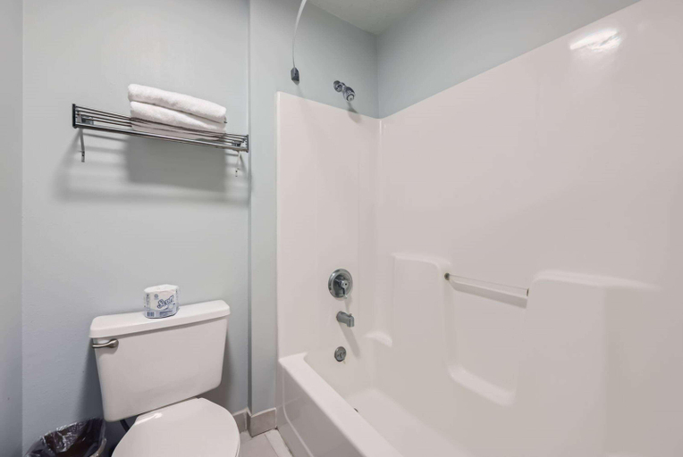 Bathroom 4, Travelodge by Wyndham Longmont, Weld