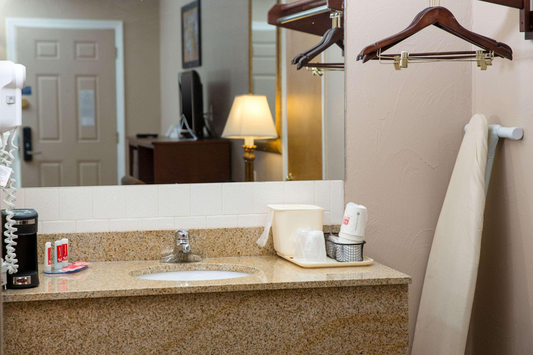 Bathroom 5, Econo Lodge Sturbridge Route 20, Worcester