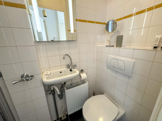 Bathroom 3, Yourbnb Suites Haarlemmerstraat, Amsterdam