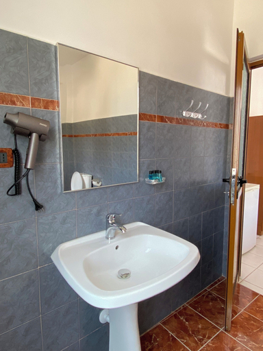 Bathroom 3, Blue Waves Hotel & Suites, Sarandës