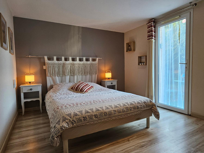 Bedroom, Chambre d hotes independante dans village medieval, Aveyron