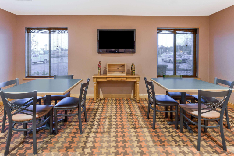 Public Area, Super 8 by Wyndham Cloverdale IN, Putnam