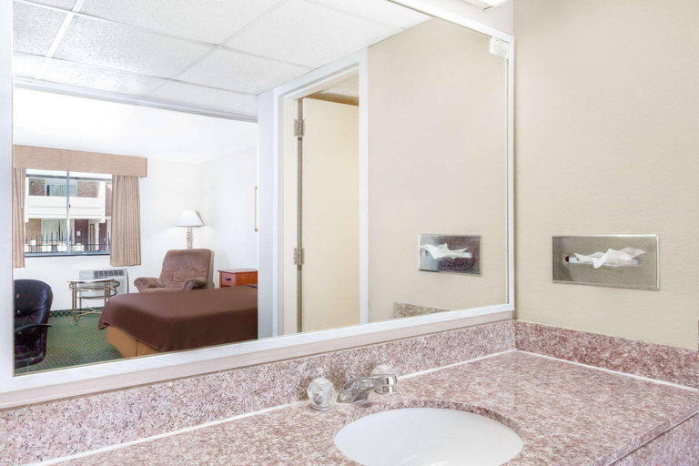 Bathroom 4, Travelodge by Wyndham Jackson, Jackson