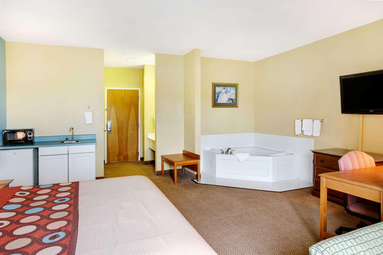 Bathroom 4, Super 8 by Wyndham Salisbury, Rowan