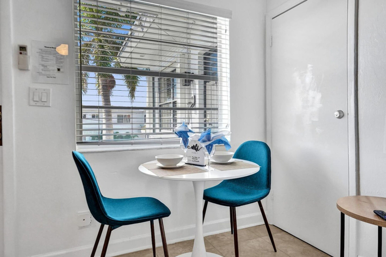 Room 5, Waves on Desoto Beautiful Studio 7, Broward