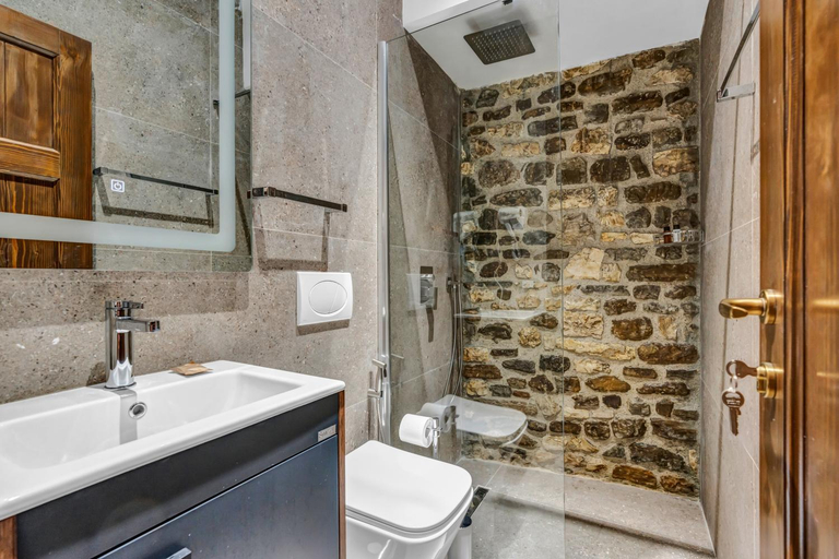 Bathroom 3, Vila Meri, Beratit