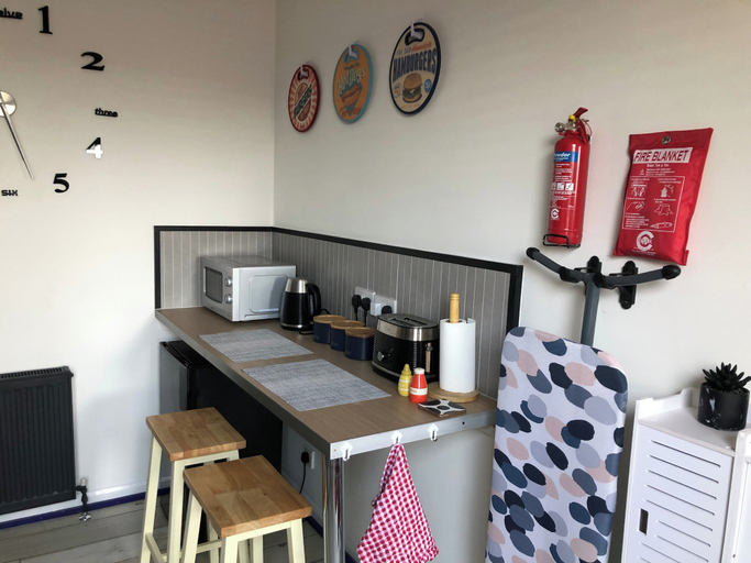 Private kitchen 4, 1-bed Apt, Sleeps 2, 20 Mins to Peak District, Derbyshire