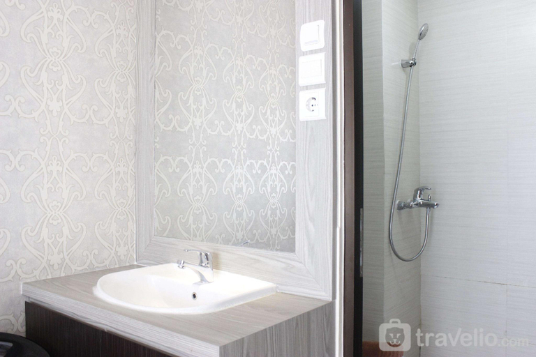 Bathroom, Elegant 2BR Gateway Pasteur Apartment By Travelio, Bandung