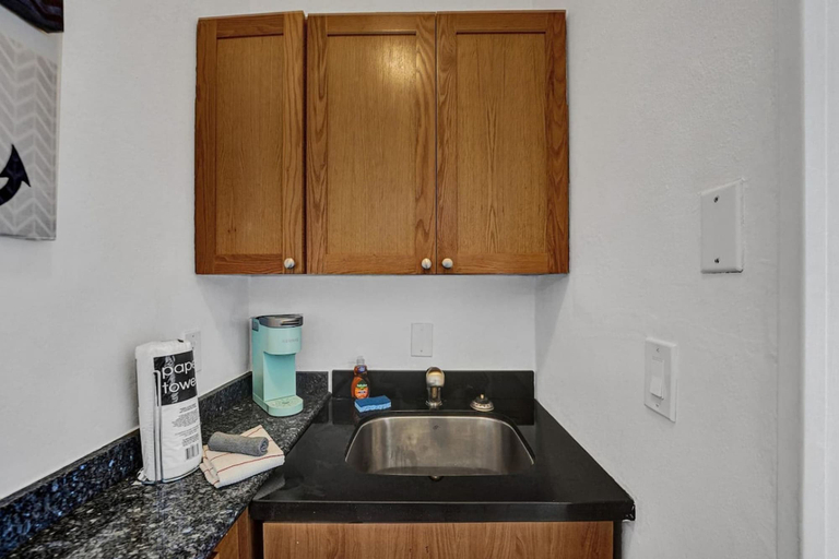 Room 2, Waves on Desoto Beautiful Studio 5, Broward