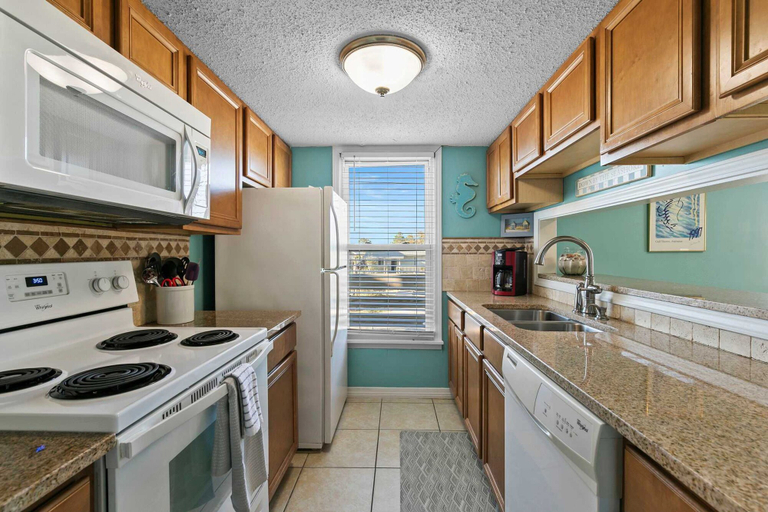 Room 2, Two 2br Condos Walk to Beach Hangout, Baldwin