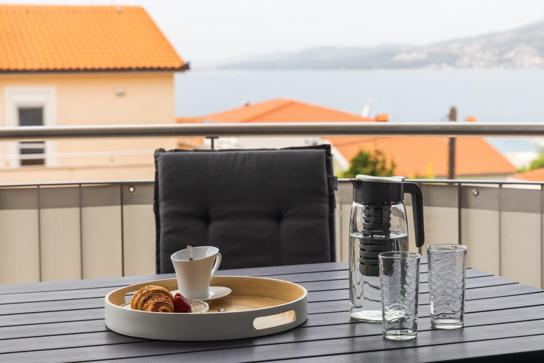 Food & Drinks, Villa Kristina, Okrug