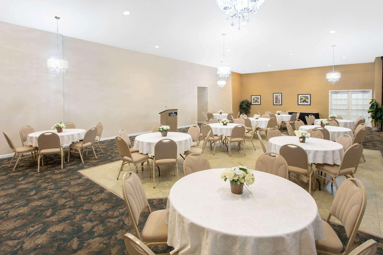 Food & Drinks 5, Ramada Conference Center By Wyndham Lewiston, Androscoggin